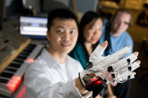 Researcher demonstrates robotic hand
